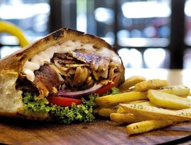 Δεν μπορείς να φας πάνω από ένα: Το θρακιώτικο σουβλάκι-γίγας δεν το ‘χεις φάει ποτέ και πουθενά (φωτό)